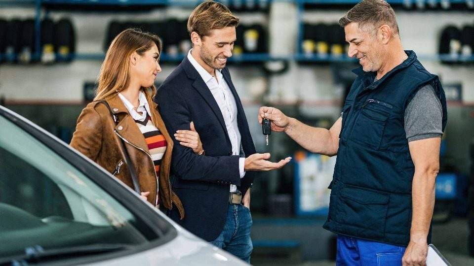 Autoankauf Engelskirchen nimmt das Fahrzeug eines Paares entgegen